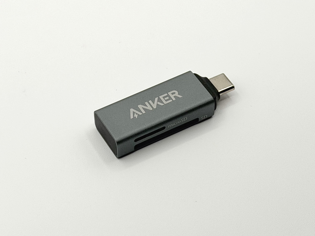 【レビュー】使い勝手抜群な USB-C ポートに直接挿せる Anker の超小型 2-in-1 SD カードリーダー