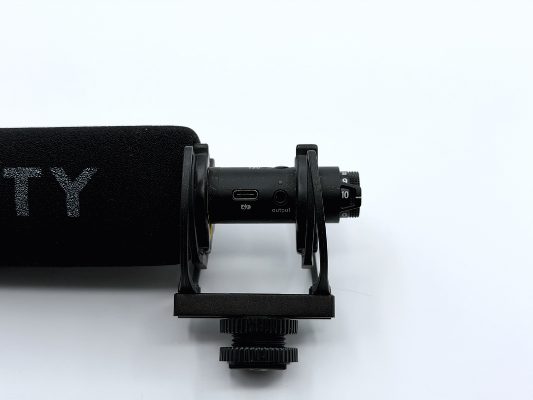 搭載されている端子は電源用の USB-C と音声が出力される TRRS 端子の 2 つ