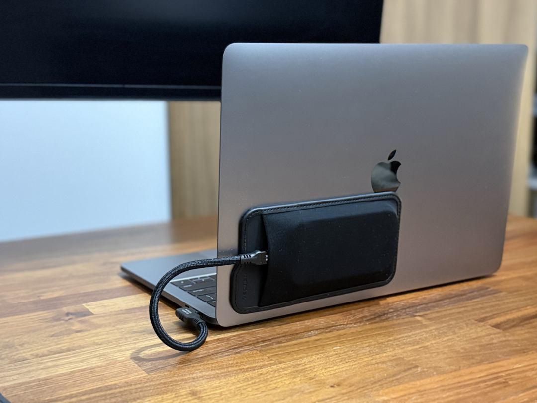 Spigen の SSD スリーブを MacBook Pro につけた様子