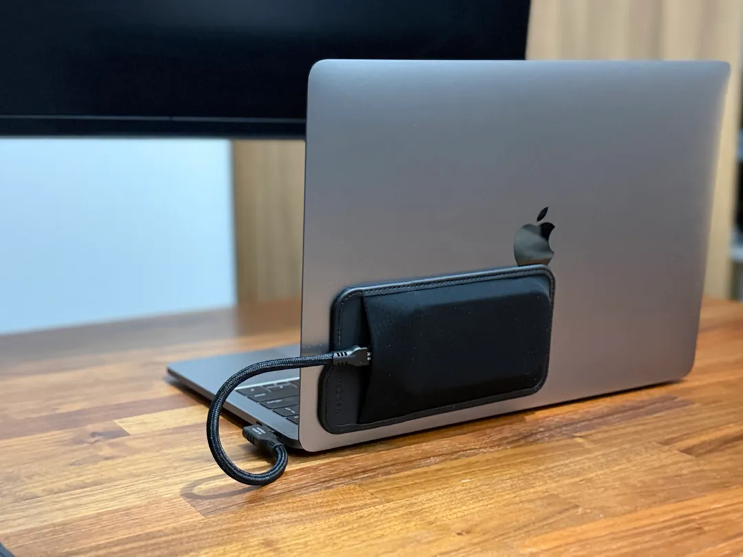 Spigen の SSD スリーブを MacBook Pro につけた様子