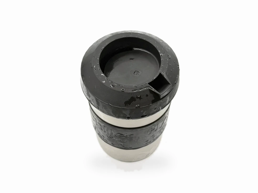真ん中の窪みに熱いコーヒーを注ぐと、奥にあるスリットから内部にコーヒーが落ちて、内部で冷却される。冷却後は、注ぎ口から注ぐことが出来る。