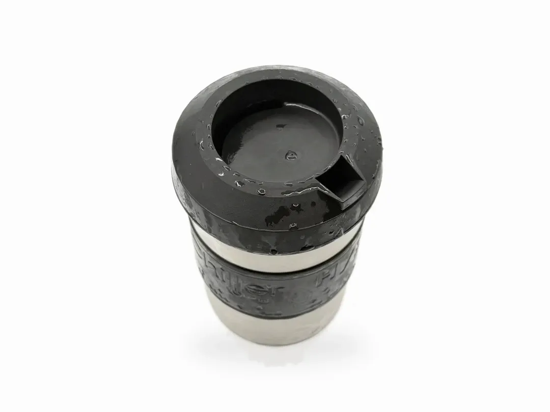真ん中の窪みに熱いコーヒーを注ぐと、奥にあるスリットから内部にコーヒーが落ちて、内部で冷却される。冷却後は、注ぎ口から注ぐことが出来る。
