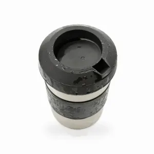 真ん中の窪みに熱いコーヒーを注ぐと、奥にあるスリットから内部にコーヒーが落ちて、内部で冷却される。冷却後は、注ぎ口から注ぐことが出来る。