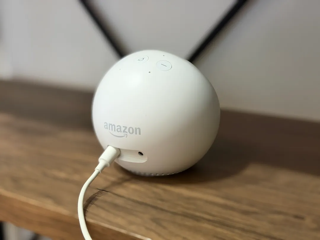 背面には 3.5 mm ステレオミニジャックがあり、外部スピーカーや有線ヘッドホンなどを接続可能