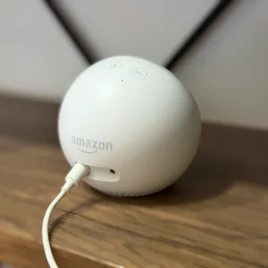 背面には 3.5 mm ステレオミニジャックがあり、外部スピーカーや有線ヘッドホンなどを接続可能