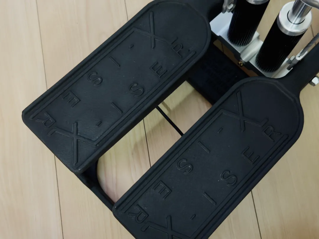 踏み台にはブランド名がエンボス加工されているが、コレが痛いという声も。凹凸があるので汚れも溜まりやすい。