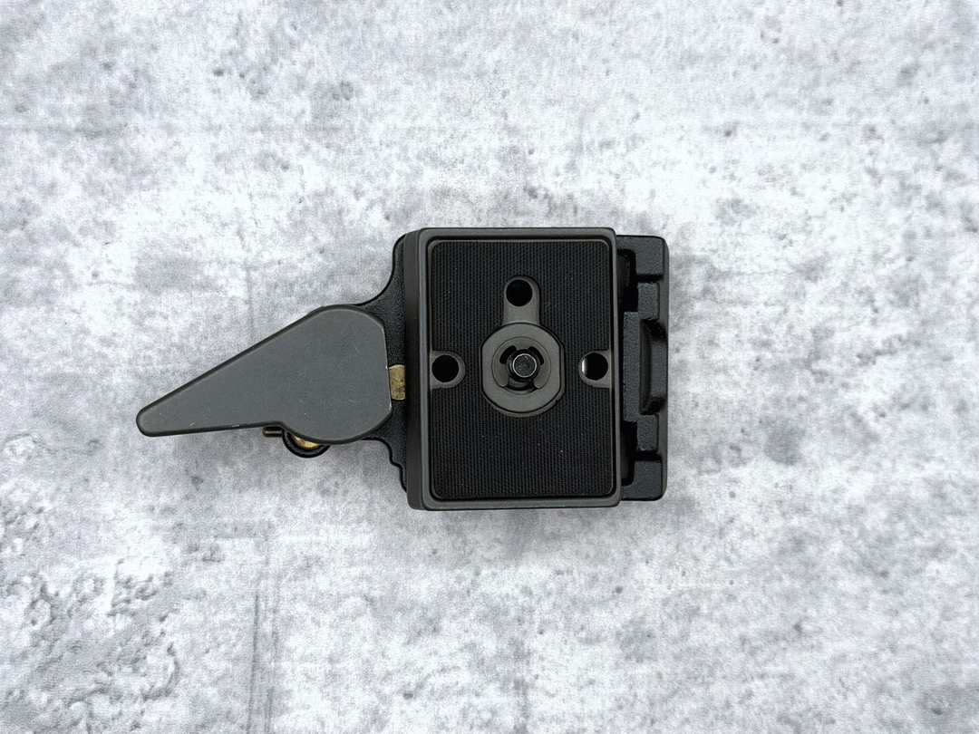 レバーとプレートの間に見えているゴールドのパーツを下に押し込むことでレバーが動き、プレートが固定される