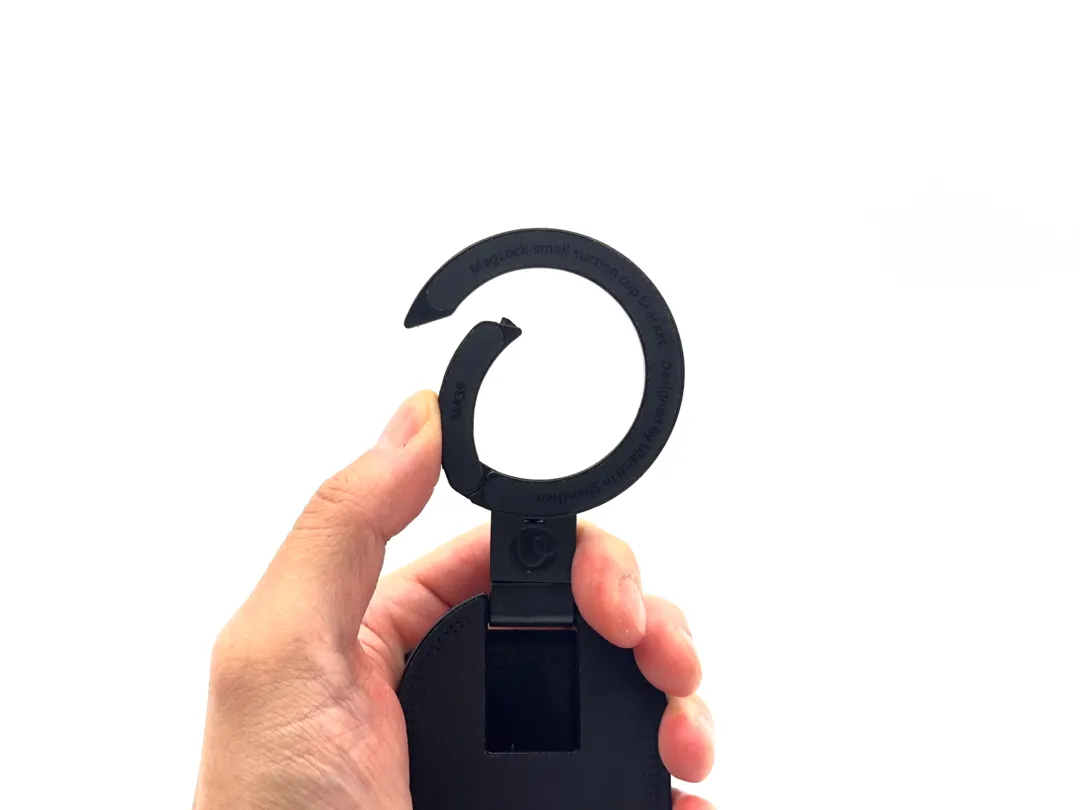 スマホリング部分がカラビナになっており、持ち運びやすい。