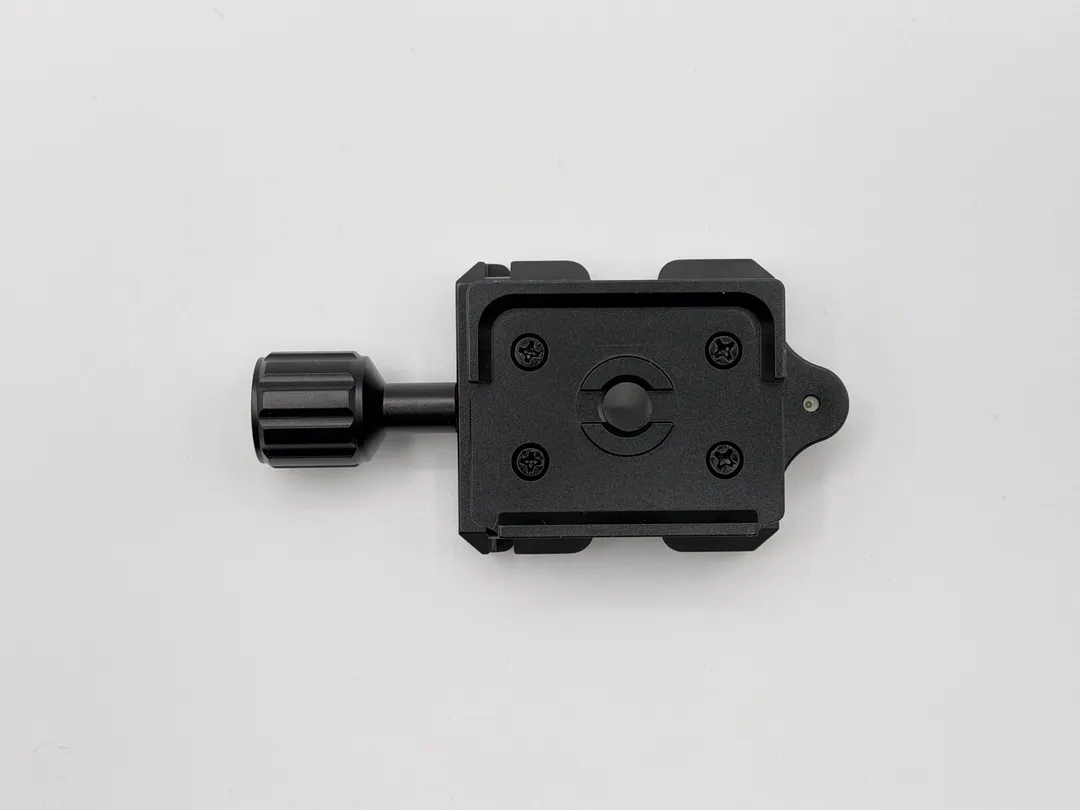 底面部が Manfrotto の RC2 システムの PL200 プレートと互換性のある形状になっている