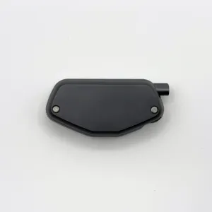 Peak Design Capture の裏側。金属なので肩に当たって痛いという声あり。