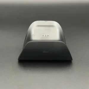 3 本みえる小さな金属接点が充電に使用されるもの