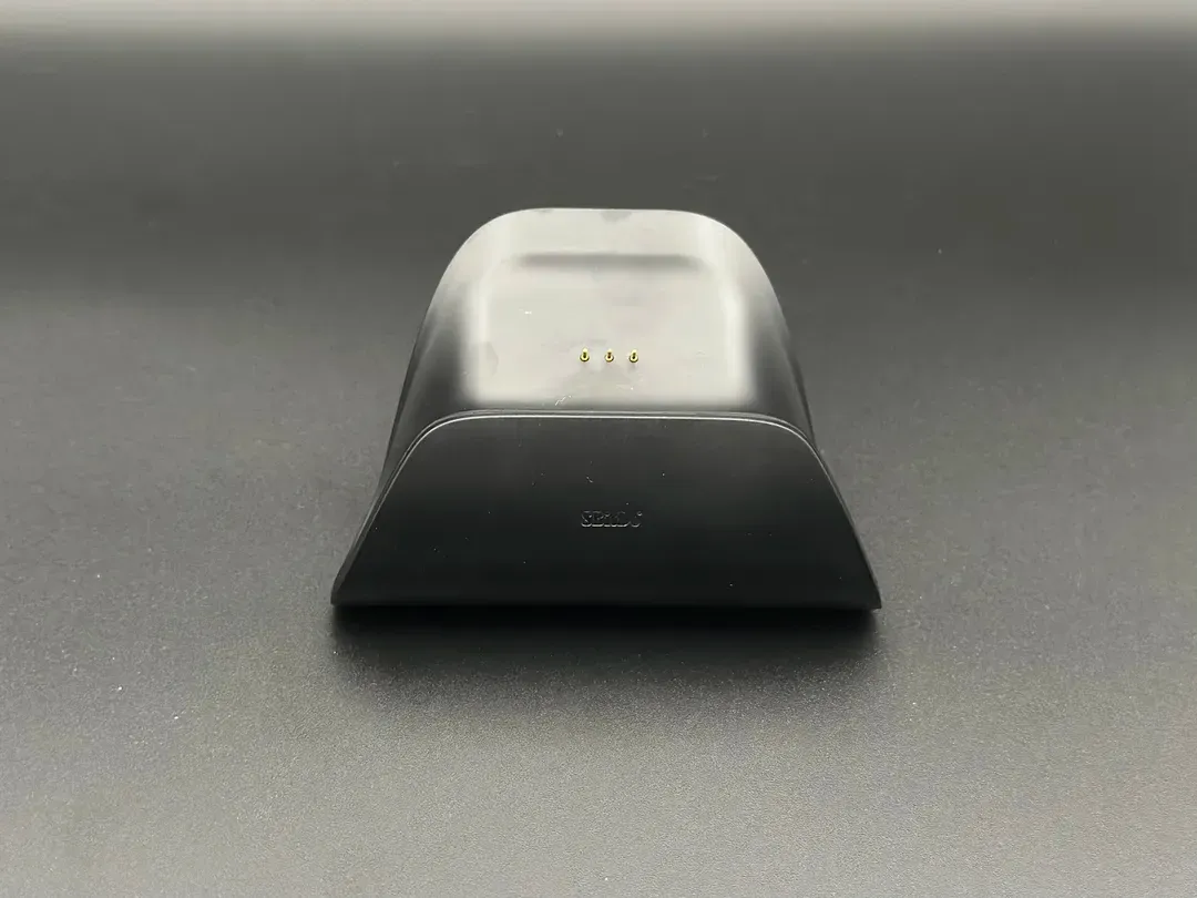 3 本みえる小さな金属接点が充電に使用されるもの