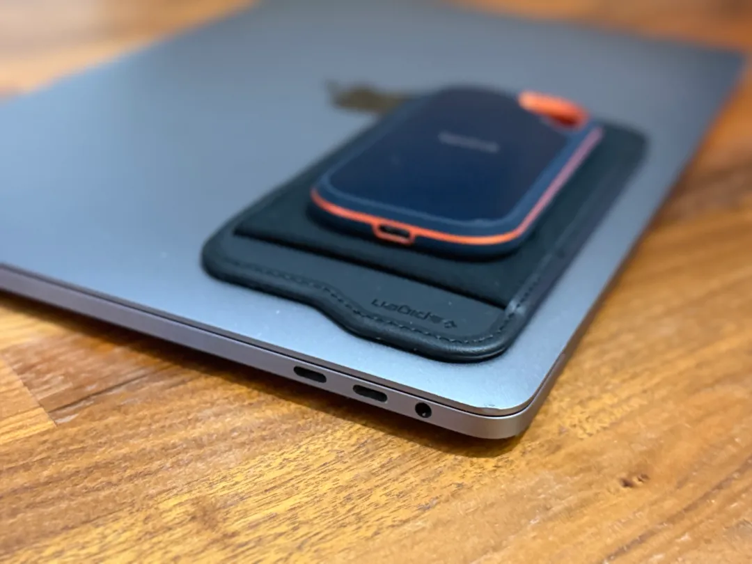 MacBook の USB-C ポートと SSD の USB ポートが近くなるこの位置にこの方向で貼るのがベスト