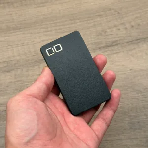 CIO NovaPort SLIM DUO 67 W は、手のひらに収まるコンパクトさ。表面にはシボ加工が施されている。
