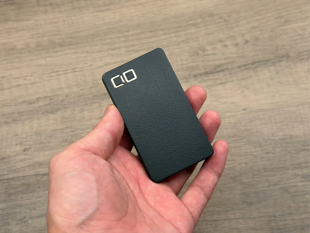 CIO NovaPort SLIM DUO 67 W は、手のひらに収まるコンパクトさ。表面にはシボ加工が施されている。