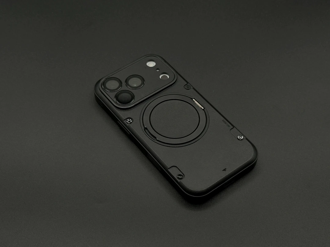 【レビュー】黒モデルのない iPhone 17 Pro を真っ黒にするスタンド内蔵ケース、elago の『Magnetic Armor Ring Stand Case』