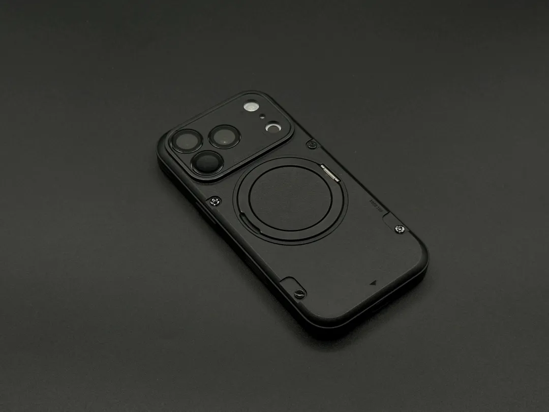 カメラコンポーネントも覆うフルブラックのスタンド内蔵ケース、elago の『Magnetic Armor Ring Stand Case』