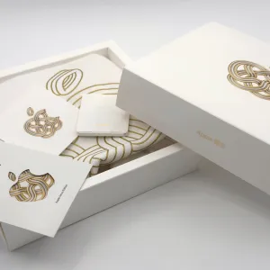 リニューアル記念で配布されたノベルティー（トートバッグ / ピンバッジ / コースター）と有料購入した限定ギフトカード。