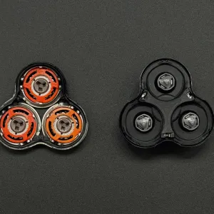 刃のユニットはベースと刃で 2 つに分かれる。オレンジのパーツが外すと、さらに分解が可能だが、このオレンジのパーツが壊れやすい。