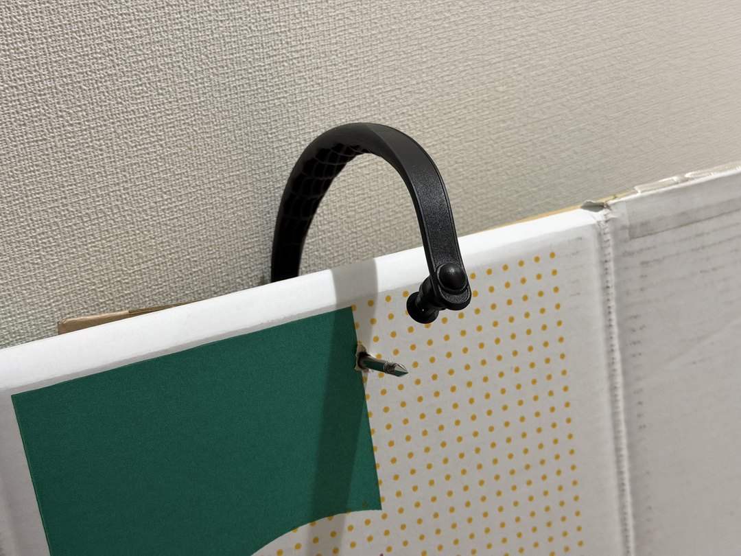 段ボールを金属の棒で串刺しにしてまとめておける