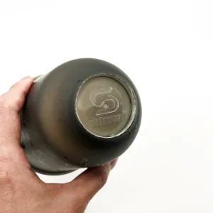 底の面積は一般的なシェイカーよりも狭い（直径約 4.5 cm）ため、倒れやすい印象