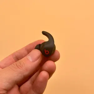 この角の様なパーツがウィングチップ。このパーツで軟骨を支えるようにして固定します。
