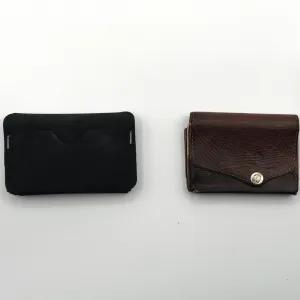 サイズ感は abrAsusの『小さい財布』の方がややコンパクトだが、うすさは RE:FORM RE:01 の方が薄いです