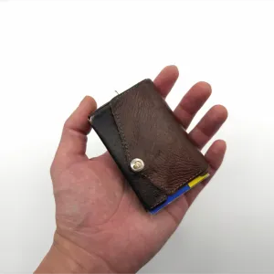 手のひらに収まるカードよりやや大きいくらいのコンパクトサイズ