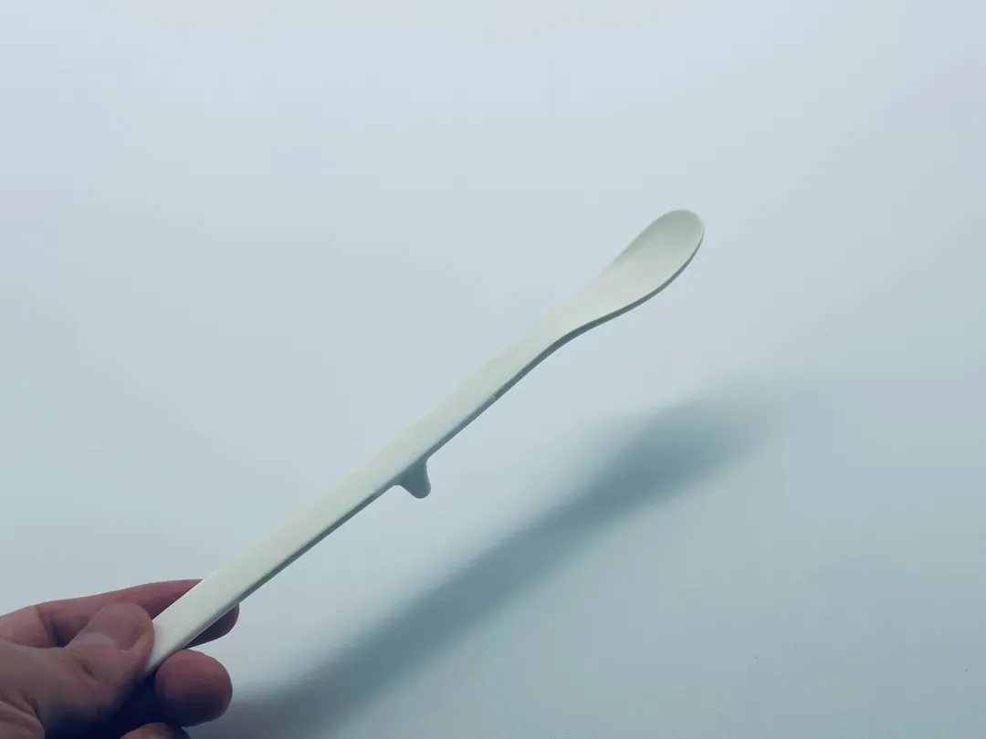 テーブルにそのまま置いても、先端がテーブルに触れない