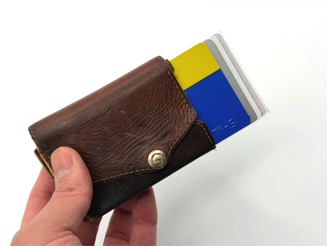 【レビュー】使い倒した abrAsus のミニマリスト思考なウォレット。その名も『小さい財布』。