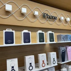 かっこいいと思ったディスプレイ。充電器とケーブルで装飾されている。