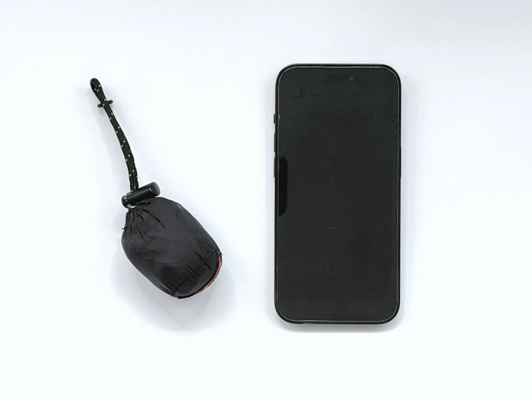 iPhone 14 Pro と比較した NANGA ポケッタブルエコバッグのサイズ