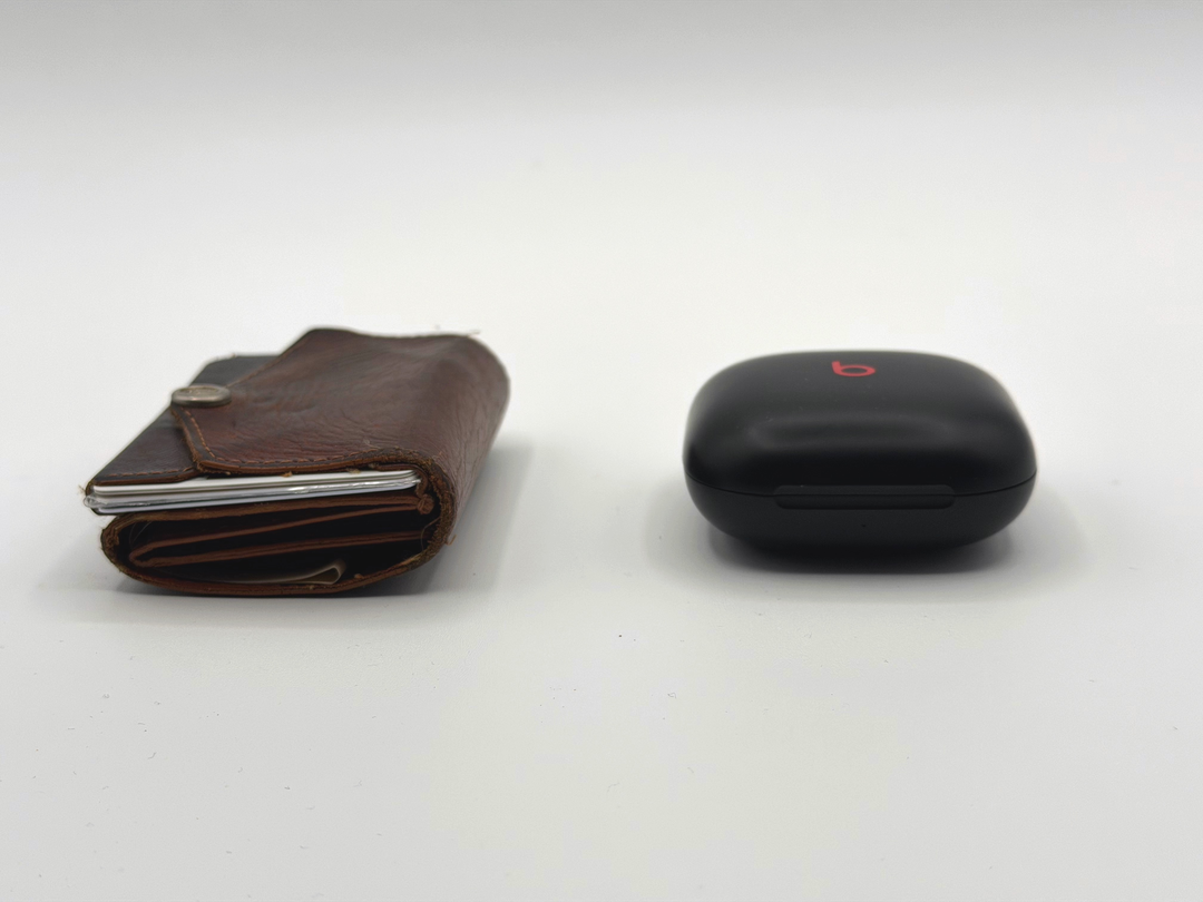 分厚くはないが、薄いとも言えない。右は Beats Fits Pro というワイヤレスイヤホンのケース。