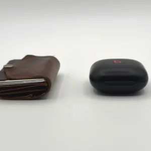 分厚くはないが、薄いとも言えない。右は Beats Fits Pro というワイヤレスイヤホンのケース。