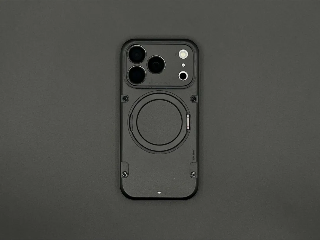 ほぼフルブラックになった iPhone 17 Pro のシルバーモデル。