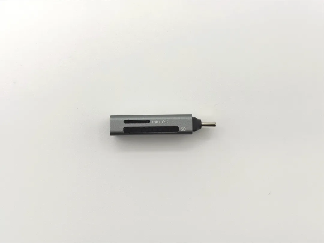 カードスロットは SD と microSD の 2 つ