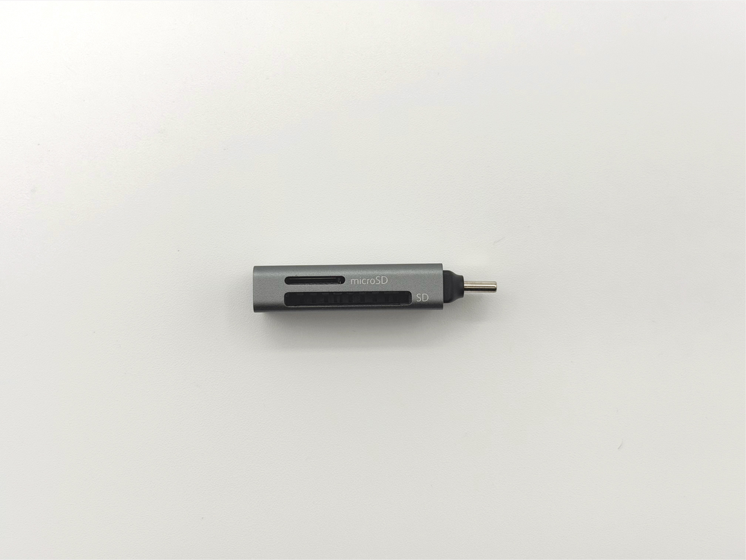カードスロットは SD と microSD の 2 つ