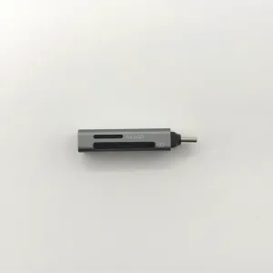 カードスロットは SD と microSD の 2 つ