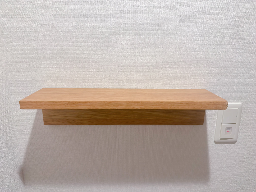 我が家の壁に付けられる家具の 1 つ。右端の部分に落下のダメージが…。