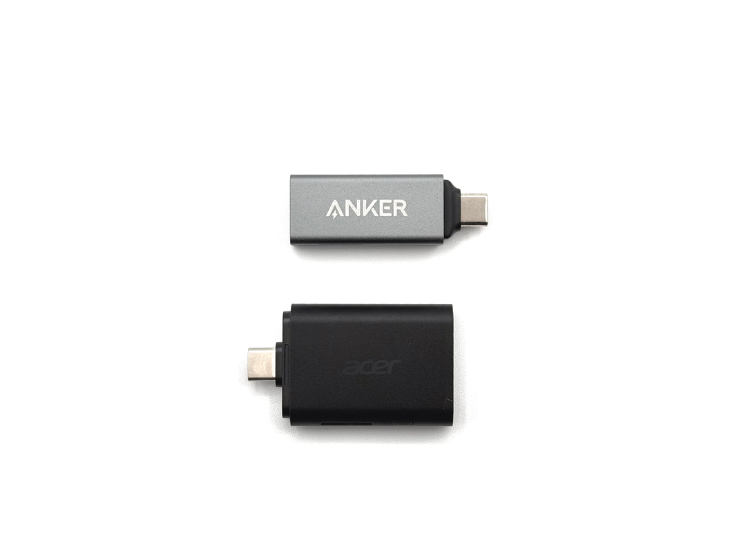 Anker の UHS-I のカードリーダーと比較すると、やや大きめ
