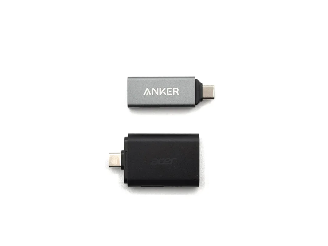 Anker の UHS-I のカードリーダーと比較すると、やや大きめ