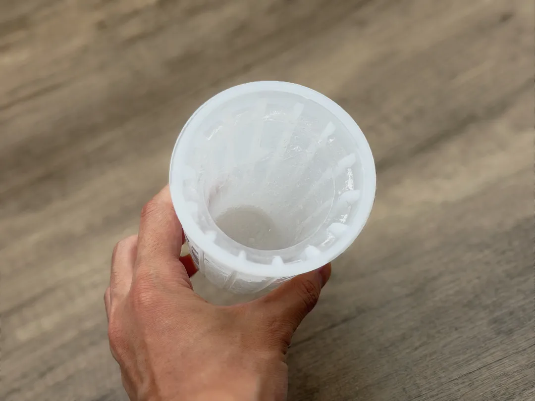 容器の壁に張り付くように氷ができる