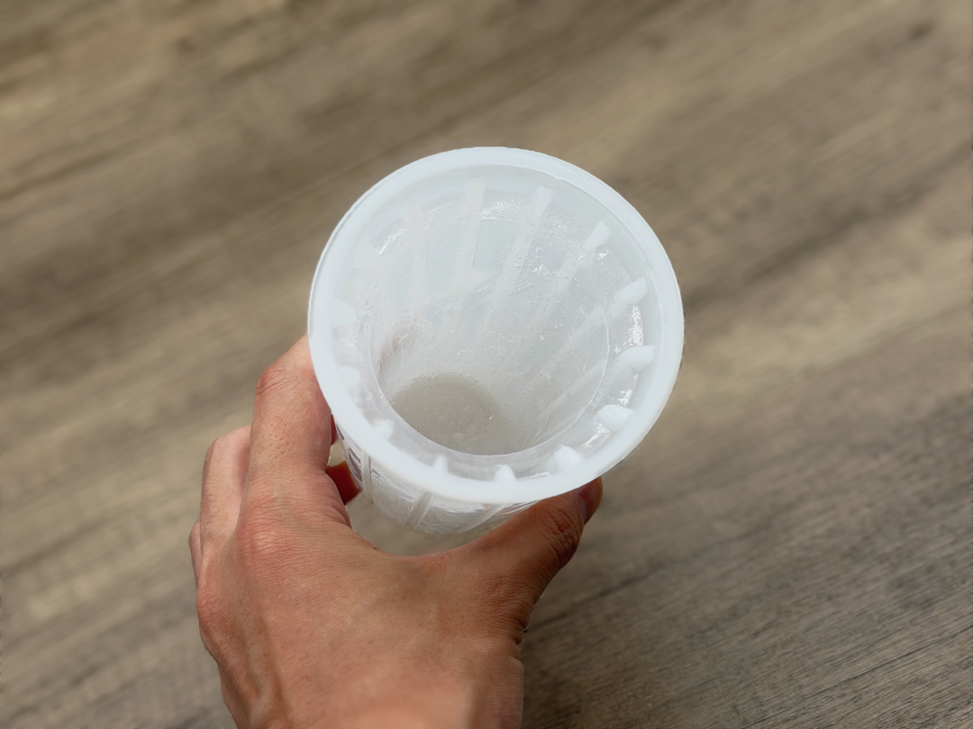 容器の壁に張り付くように氷ができる