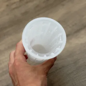 容器の壁に張り付くように氷ができる