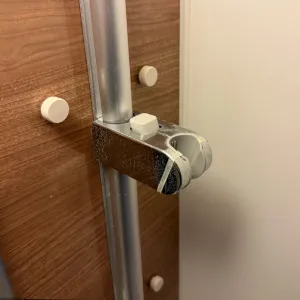 シャワーヘッドの高さの調整はできるが、角度は固定で変更できず、やや使いづらい