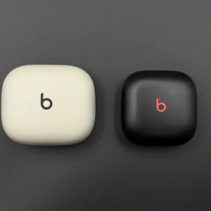 Powerbeats Pro 2 のケースと Beats Fit Pro のケースの大きさの比較。一回りほど Powerbeats Pro 2 のほうが大きい。