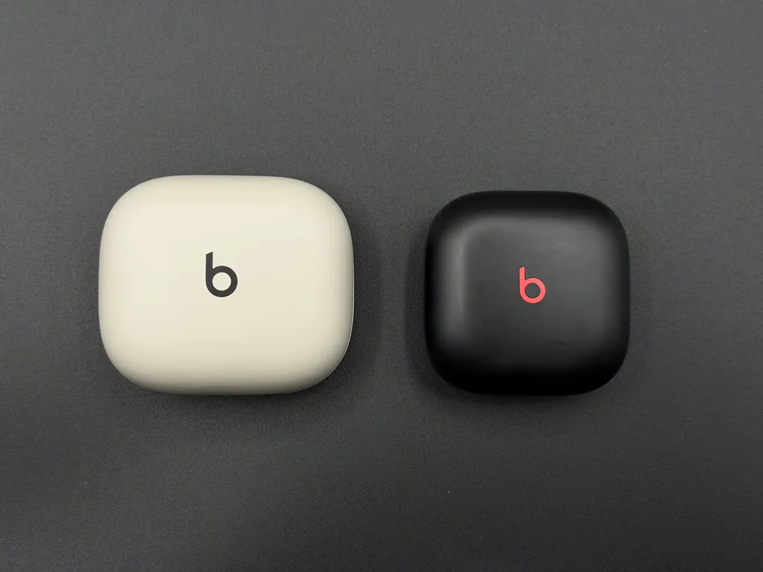 Powerbeats Pro 2 のケースと Beats Fit Pro のケースの大きさの比較。一回りほど Powerbeats Pro 2 のほうが大きい。