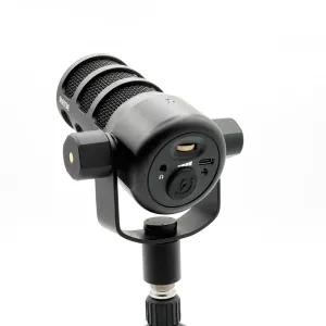 XLR 端子用のカバーが付いているが、外したらなくしてしまいそう…