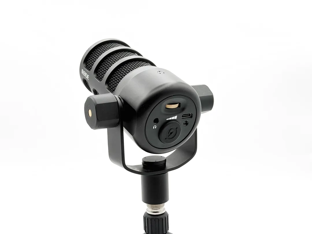 XLR 端子用のカバーが付いているが、外したらなくしてしまいそう…