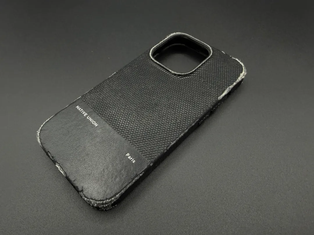 2 年半使い倒されてボロボロになってしまった Native Union のスマホケース